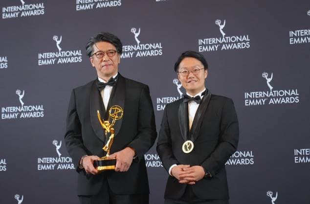 53rd International Emmy Awards NEW YORK, US - NOV 24: Japanese executive producer Kenichi Matsumiya (L) and Japanese director Kensho Omori pose with the Arts Programming award for Ryuichi Sakamoto: Last Days during the 53rd International Emmy Awards Gala on Monday night, November 24, 2025, in New York City. Selcuk Acar Anadolu New York United States. Editorial use only. Please get in touch for any other usage.  Copyright: x2025xAnadoluxSelcukxAcarx