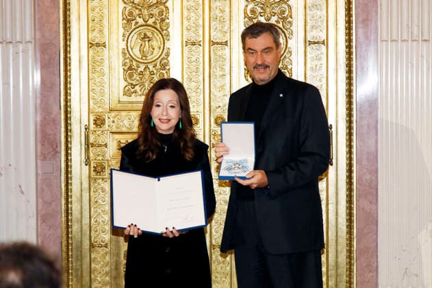 Vicky Leandros and Markus Söder at the presentation of the Bavarian Order of Merit to singer Vicky Leandros by Bavarian Prime Minister Markus Söder at Prinz Carl Palais Munich, 24 11 2025 Foto:xAgenturxWehnertx xGränzdörferx xFuturexImagex leandros_5106