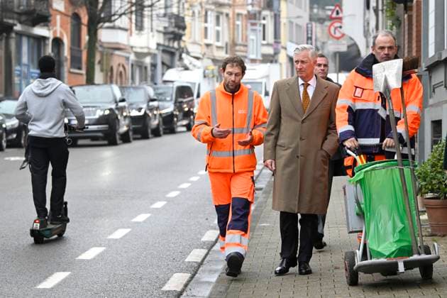 King Philippe visits the municipal depot in Schaerbeek BRUSSELS, BELGIUM - NOVEMBER 25 : King Philippe visits the municipal depot on Avenue Ernest Renan in Schaerbeek. After a short walk around the neighborhood, the King will take part in a round table discussion with municipal and regional officials responsible for public cleanliness, a Schaerbeek public cleanliness worker and representatives of the « Brussel (pou)belle » collective, the « Voltaire-Eenens-Metsys » neighborhood committee and the « Les 40 Comités » umbrella organization on November 25, 2025 in Brussels, Belgium, 25 11 2025 Brussels Belgium  Copyright: xDidierxLebrunx