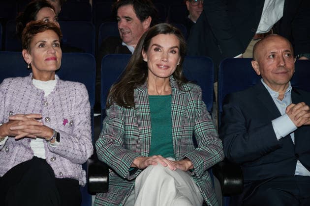 The Queen attends the tribute to filmmaker Alejandro Amenábar and the screening of his film Mar adentro The President of Navarra, María Chivite i , and Queen Letizia d during the tribute to filmmaker Alejandro Amenábar and the screening of his film Mar adentro, at the Moncayo Cinema, on November 25, 2025, in Tudela, Navarra Spain The Queen attended with students from several schools in Tudela, the cycle Our classics that pays tribute to the film director, screenwriter and composer, Alejandro Amenábar, within the Festival de Cine Ópera Prima Ciudad de Tudela In addition, the Queen attended the screening of the new film of the filmmaker Mar adentro, film starring Javier Bardem in which issues such as euthanasia, abortion or the right to a di Copyright: xEduardoxSanzx 7124528