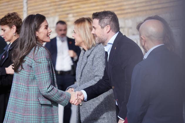 The Queen attends the tribute to filmmaker Alejandro Amenábar and the screening of his film Mar adentro Queen Letizia greets the mayor of Tudela, Alejandro Toquero, upon her arrival at the tribute to filmmaker Alejandro Amenábar and the screening of his film Mar adentro, at the Moncayo Cinema, on November 25, 2025, in Tudela, Navarra Spain The Queen attended with students from several schools in Tudela, the cycle Our classics that pays tribute to the film director, screenwriter and composer, Alejandro Amenábar, within the Festival de Cine Ópera Prima Ciudad de Tudela In addition, the Queen attended the screening of the new film of the filmmaker Mar adentro, film starring Javier Bardem in which issues such as euthanasia, abortion or the rig Copyright: xEduardoxSanzx 7124609