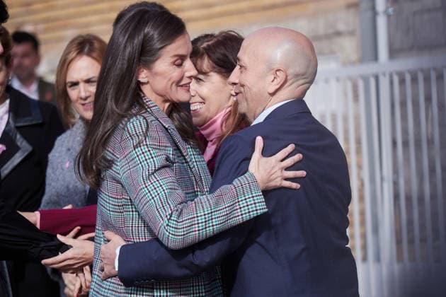 The Queen attends the tribute to filmmaker Alejandro Amenábar and the screening of his film Mar adentro Queen Letizia greets the director of the event Luis Alegre upon her arrival at the tribute to filmmaker Alejandro Amenábar and the screening of his film Mar adentro, at the Moncayo Cinema, on November 25, 2025, in Tudela, Navarra Spain The Queen attended with students from several schools in Tudela, the cycle Our classics that pays tribute to the film director, screenwriter and composer, Alejandro Amenábar, within the Festival de Cine Ópera Prima Ciudad de Tudela In addition, the Queen attended the screening of the new film of the filmmaker Mar adentro, film starring Javier Bardem in which issues such as euthanasia, abortion or the right Copyright: xEduardoxSanzx 7124651