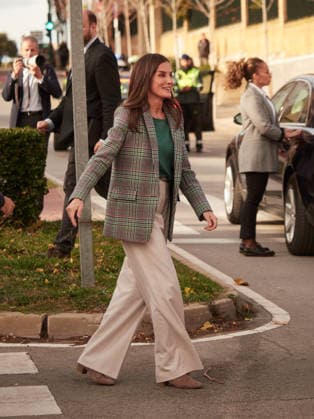 The Queen attends the tribute to filmmaker Alejandro Amenábar and the screening of his film Mar adentro Queen Letizia on her way out of the tribute to filmmaker Alejandro Amenábar and the screening of his film Mar adentro, at the Cine Moncayo, on November 25, 2025, in Tudela, Navarra Spain The Queen attended with students from several schools in Tudela, the cycle Our classics that pays tribute to the film director, screenwriter and composer, Alejandro Amenábar, within the Festival de Cine Ópera Prima Ciudad de Tudela In addition, the Queen attended the screening of the filmmakers new film Mar adentro, a film starring Javier Bardem which addresses issues such as euthanasia, abortion or the right to a dignified life 25 NOVEMBER 2025 QUEEN LE Copyright: xEduardoxSanzx 7125135