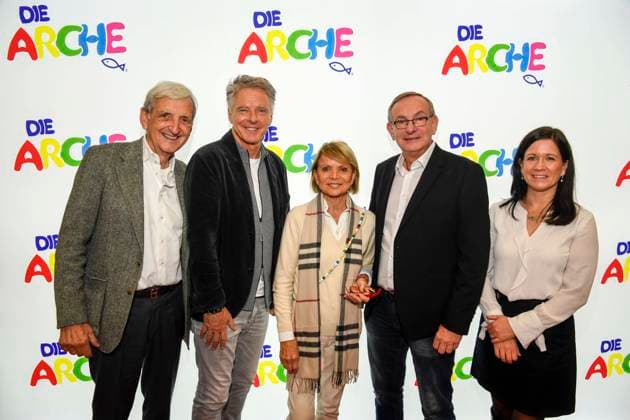 ABB Dieter Hermann Joerg Pilawa Uschi Glas Bernd Siggelkow Senator for Education Katharina Guenther Wuensch as a guest at the celebration of 30 years of Die Arche on 25 11 2025 in Berlin The association Die Arche Christliches Kinder und Jugendwerk e V the association was founded in 1995 in Berlin Hellersdorf, which is committed to combating child poverty in Germany Berlin Germany