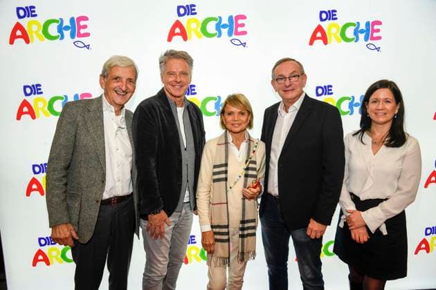 ABB Dieter Hermann Joerg Pilawa Uschi Glas Bernd Siggelkow Senator for Education Katharina Guenther Wuensch as a guest at the celebration of 30 years of Die Arche on 25 11 2025 in Berlin The association Die Arche Christliches Kinder und Jugendwerk e V the association was founded in 1995 in Berlin Hellersdorf, which is committed to combating child poverty in Germany Berlin Germany