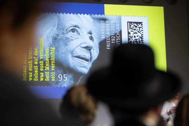 Presentation of a special postage stamp Copyright: epd-bild HansxScherhaufer epd-Sonderbriefmarke_Friedlaender6-kopieren
