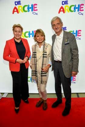 ABB Franziska Giffey SPS politician with Dieter Hermann with wife Uschi Glas married couple actress guest at the celebration of 30 years of Die Arche on 25 11 2025 in Berlin The association Die Arche Christliches Kinder und Jugendwerk e V the association was founded in 1995 in Berlin Hellersdorf, which is committed to fighting child poverty in Germany Berlin Germany