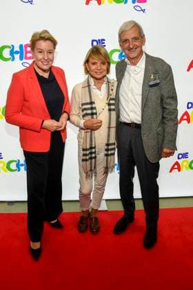 ABB Franziska Giffey SPS politician with Dieter Hermann with wife Uschi Glas married couple actress guest at the celebration of 30 years of Die Arche on 25 11 2025 in Berlin The association Die Arche Christliches Kinder und Jugendwerk e V the association was founded in 1995 in Berlin Hellersdorf, which is committed to fighting child poverty in Germany Berlin Germany