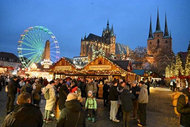Opening of Erfurt Christmas market FOR EDITORIAL PURPOSES ONLY EDITORIAL USE ONLY p Opening of the 175th Erfurt Christmas market on the cathedral square From the ladder to heaven, accompanied by two angels and the Copyright: doc83f2k99gcopntstimvt ,EDITORIAL USE ONLY