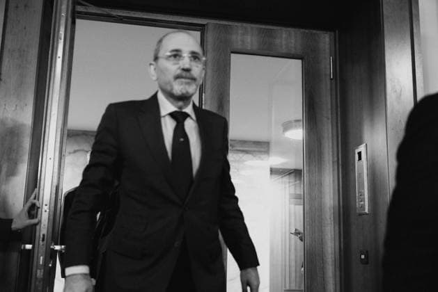 Press meeting between Foreign Minister Dr. Johann Wadephul and Jordanian Foreign Minister Ayman Safadi Germany, Berlin on 25 11 2025 Jordanian Foreign Minister Ayman Safadi walks through a door at the Federal Foreign Office for a press conference