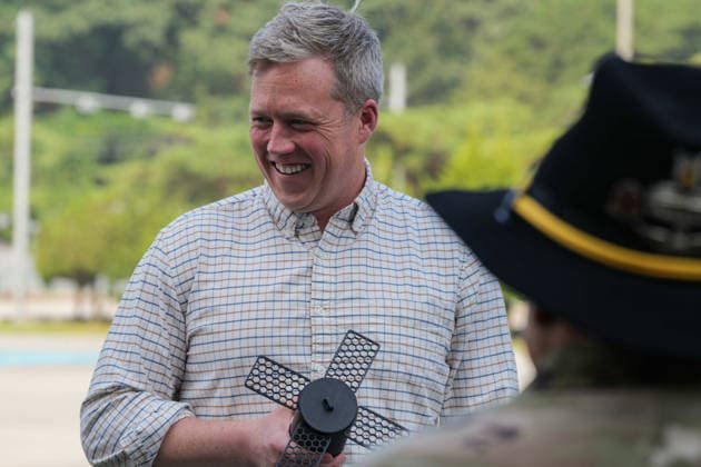 October 1, 2025, Gyeonggido, Kyonggi-Do, South Korea: U.S Secretary of the Army Dan Driscoll meets with Soldiers and observes training during a visit to soldiers with the 2nd Infantry Division at Camp Casey, October 1, 2025 in Gyeonggido, South Korea. Gyeonggido South Korea - ZUMAp138 20251001_zaa_p138_002 Copyright: xSgt.xOnielxMcdonald UsxArmyx
