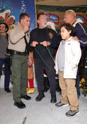 25 November 2025 - Los Angeles, California - Sheriff Robert G. Luna, Governor Arnold Schwarzenegger, Danny Hernandez, Jacob Munoz. 44th Annual Miracle on 1st Street Turkey Giveaway! held at The Hollenbeck Youth Center. Los Angeles USA - ZUMAa123 20251125_zaa_a123_028 Copyright: xADx