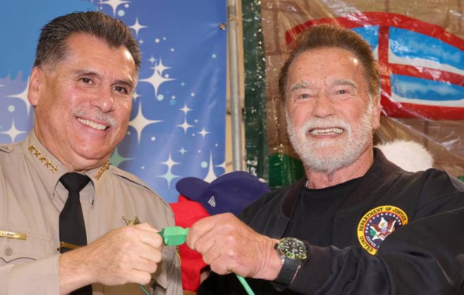 25 November 2025 - Los Angeles, California - Sheriff Robert G. Luna, Governor Arnold Schwarzenegger. 44th Annual Miracle on 1st Street Turkey Giveaway! held at The Hollenbeck Youth Center. Los Angeles USA - ZUMAa123 20251125_zaa_a123_034 Copyright: xADx