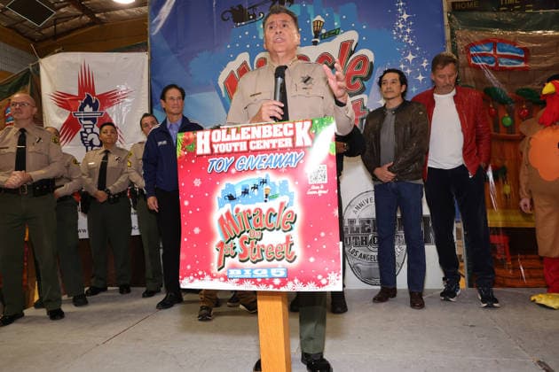 25 November 2025 - Los Angeles, California - Sheriff Robert G. Luna. 44th Annual Miracle on 1st Street Turkey Giveaway! held at The Hollenbeck Youth Center. Los Angeles USA - ZUMAa123 20251125_zaa_a123_039 Copyright: xADx