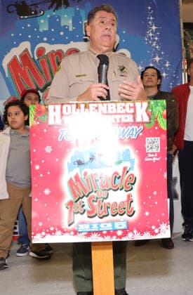 25 November 2025 - Los Angeles, California - Sheriff Robert G. Luna. 44th Annual Miracle on 1st Street Turkey Giveaway! held at The Hollenbeck Youth Center. Los Angeles USA - ZUMAa123 20251125_zaa_a123_041 Copyright: xADx
