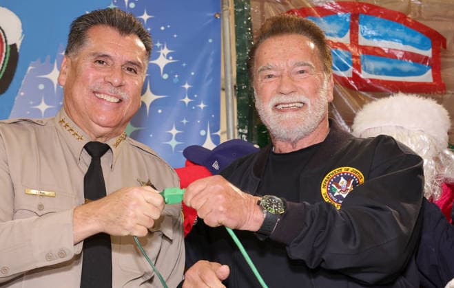 25 November 2025 - Los Angeles, California - Sheriff Robert G. Luna, Governor Arnold Schwarzenegger. 44th Annual Miracle on 1st Street Turkey Giveaway! held at The Hollenbeck Youth Center. Los Angeles USA - ZUMAa123 20251125_zaa_a123_046 Copyright: xADx