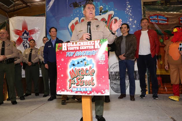 25 November 2025 - Los Angeles, California - Sheriff Robert G. Luna. 44th Annual Miracle on 1st Street Turkey Giveaway! held at The Hollenbeck Youth Center. Los Angeles USA - ZUMAa123 20251125_zaa_a123_053 Copyright: xADx