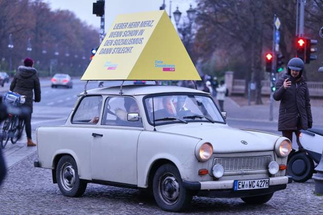 Berlin, Germany, 26 11 2025 Brandenburg Gate FDP demo in front of the Brandenburg Gate Nicole Büttner and Christian Dürr arrive at the demo in a Trabant Copyright: xdtsxNachrichtenagenturx dts_95143