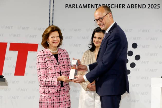 Queen Silvia of Sweden, Gitta Connemann and Friedrich Merz at the presentation of the special prize of the MIT German SME Award to Queen Silvia of Sweden at the Allianz Forum at the Brandenburg Gate Berlin, 25 11 2025 Foto:xAgenturxWehnertx xGränzdörferx xFuturexImagex mittelstandspreis_5122