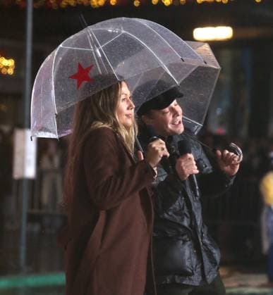 Macy s 99th Thanksgiving Day Parade rehearsals on 34th Street outside of Macy s in the pouring rain Featuring: Colbie Caillat, Gavin DeGraw Where: New York, New York, United States When: 25 Nov 2025 Credit: Adam Nemser INSTARimages EDITORIAL USE ONLY. NOT FOR USE BY NEWSPAPERS BASED IN THE UK. Copyright: xx instar55293864