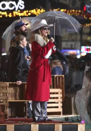 Macy s 99th Thanksgiving Day Parade rehearsals on 34th Street outside of Macy s in the pouring rain Featuring: Lainey Wilson Where: New York, New York, United States When: 25 Nov 2025 Credit: Adam Nemser INSTARimages EDITORIAL USE ONLY. NOT FOR USE BY NEWSPAPERS BASED IN THE UK. Copyright: xx instar55293853