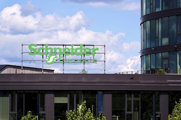 Das Logo des Unternehmens für Automatisierung und Energiemanagement von Schneider Electric am Hauptsitz am 29. Mai 2025 in Prag, Tschechische Republik Schneider Electric automation and energy management company logo on headquarters on May 29, 2025 in Prague, Czech republic Copyright: imageBROKER JosefxKubeö iblkub15684528