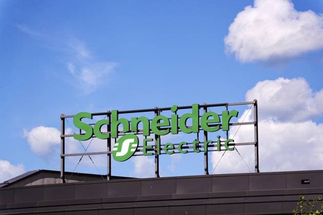 Das Logo des Unternehmens für Automatisierung und Energiemanagement von Schneider Electric am Hauptsitz am 29. Mai 2025 in Prag, Tschechische Republik Schneider Electric automation and energy management company logo on headquarters on May 29, 2025 in Prague, Czech republic Copyright: imageBROKER JosefxKubeö iblkub15684529