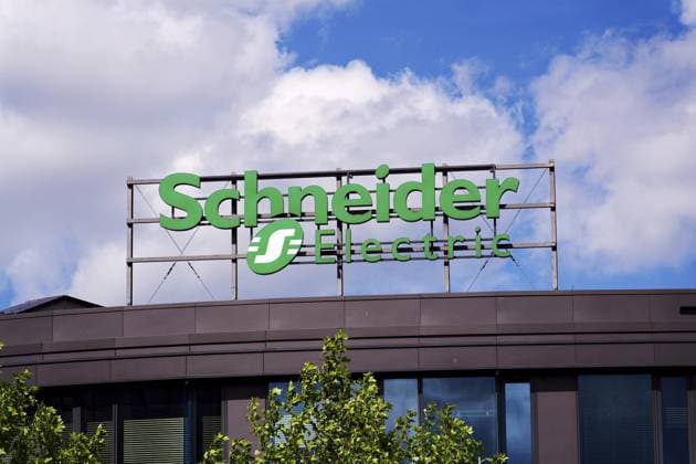 Das Logo des Unternehmens für Automatisierung und Energiemanagement von Schneider Electric am Hauptsitz am 29. Mai 2025 in Prag, Tschechische Republik Schneider Electric automation and energy management company logo on headquarters on May 29, 2025 in Prague, Czech republic Copyright: imageBROKER JosefxKubeö iblkub15684536