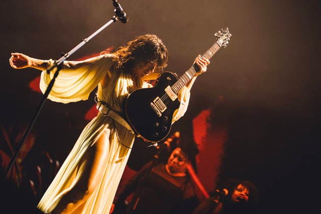 November 25, 2025, Rome, Italy: Singer Elisa Toffoli, performs live on stage at Palazzo dello Sport during her Palasport tour. Rome Italy - ZUMAs197 20251125_aaa_s197_364 Copyright: xValeriaxMagrix