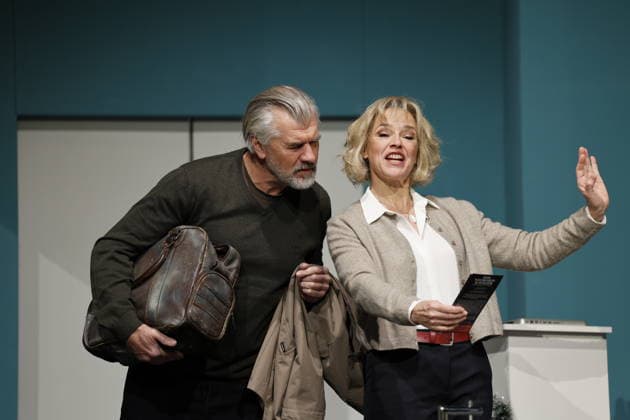 Der Neurosen Kavalier with Klaus Seiffert, Daniel Morgenroth, Johanna Klante, Susanne Eisenkolb, Manolo Palma, Georgios Tsivanoglou, Kim Zarah Langner, Jens Krause, directed by Klaus Seiffert, stage by Tom Grasshof, costume by Tom Grasshof, on 26 11 2025 in Berlin, Schlosspark Theater , Germany