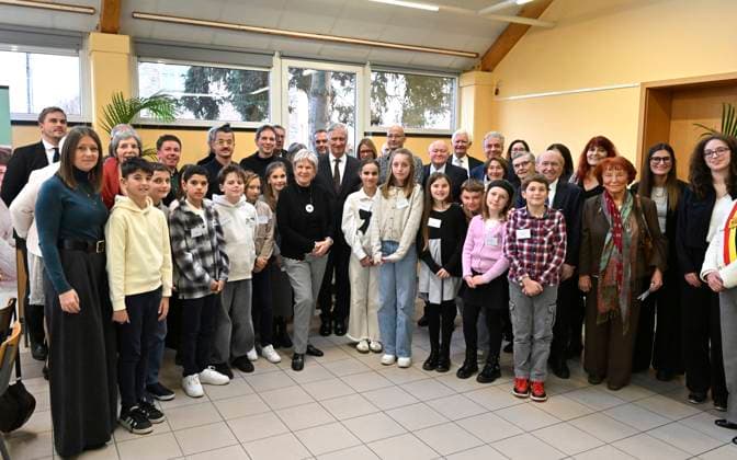 The King Visits Alzheimer Cafe JUPRELLE, BELGIUM - NOVEMBER 26 : King Philippe participates in a session of the Alzheimer Café in Juprelle, a ViADem municipality (dementia-friendly city or municipality). The Alzheimer Café is a meeting place where people with Alzheimer s disease, their loved ones, carers, healthcare providers and other interested parties can meet in a warm and informal atmosphere. Over snacks and drinks, they talk about daily life with the disease and work to break down taboos. It is not a medical consultation or therapy, but a place where people can get information, share experiences, find support and reduce loneliness. The meetings are organised by De Ligue Nationale Alzheimer Liga ASBL vzw Vog, chaired by Baroness Hen Copyright: xBertxVanxDenxBrouckex