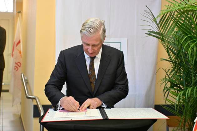 The King Visits Alzheimer Cafe JUPRELLE, BELGIUM - NOVEMBER 26 : King Philippe participates in a session of the Alzheimer Café in Juprelle, a ViADem municipality (dementia-friendly city or municipality). The Alzheimer Café is a meeting place where people with Alzheimer s disease, their loved ones, carers, healthcare providers and other interested parties can meet in a warm and informal atmosphere. Over snacks and drinks, they talk about daily life with the disease and work to break down taboos. It is not a medical consultation or therapy, but a place where people can get information, share experiences, find support and reduce loneliness. The meetings are organised by De Ligue Nationale Alzheimer Liga ASBL vzw Vog, chaired by Baroness Hen Copyright: xBertxVanxDenxBrouckex
