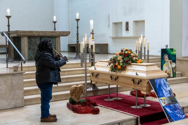 Trauerfeier und Beisetzung von Prof. Ilse Storb. 26.11.2025, EU, DEU, Deutschland, Nordrhein-Westfalen, Essen: Trauerfeier in der Gemeindekirche St. Markus mit anschließender Beisetzung auf dem Gemeindefriedhof von der mit 96 Jahren verstorbenen Prof. Ilse Storb Ilse Storb durch Pastor Steffen Hunder. Sie war die einzige Professorin für Jazzforschung in Europa. EU, DEU, Germany, North Rhine-Westphalia, Essen: Funeral service at St. Markus Parish Church followed by burial at the parish cemetery for Prof. Ilse Storb, who passed away at the age of 96. Ilse Storb was the only professor of jazz studies in Europe.