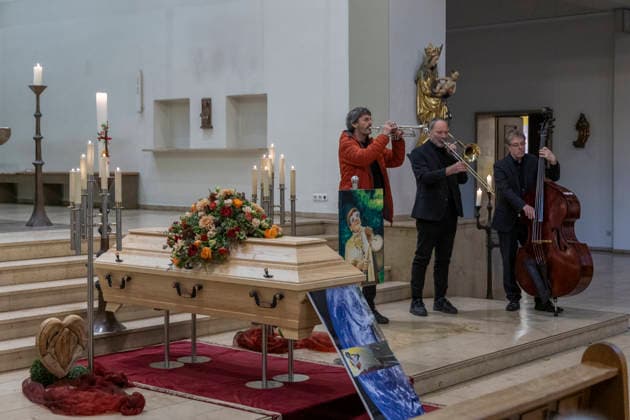 Trauerfeier und Beisetzung von Prof. Ilse Storb. 26.11.2025, EU, DEU, Deutschland, Nordrhein-Westfalen, Essen: Trauerfeier in der Gemeindekirche St. Markus mit anschließender Beisetzung auf dem Gemeindefriedhof von der mit 96 Jahren verstorbenen Prof. Ilse Storb Ilse Storb durch Pastor Steffen Hunder. Sie war die einzige Professorin für Jazzforschung in Europa. EU, DEU, Germany, North Rhine-Westphalia, Essen: Funeral service at St. Markus Parish Church followed by burial at the parish cemetery for Prof. Ilse Storb, who passed away at the age of 96. Ilse Storb was the only professor of jazz studies in Europe.