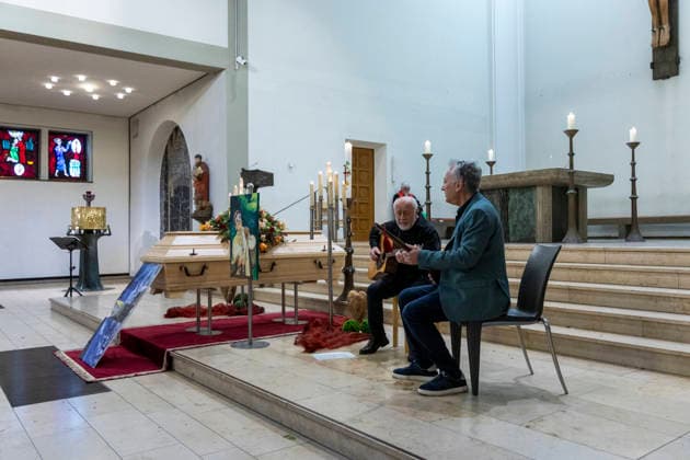 Trauerfeier und Beisetzung von Prof. Ilse Storb. 26.11.2025, EU, DEU, Deutschland, Nordrhein-Westfalen, Essen: Trauerfeier in der Gemeindekirche St. Markus mit anschließender Beisetzung auf dem Gemeindefriedhof von der mit 96 Jahren verstorbenen Prof. Ilse Storb Ilse Storb durch Pastor Steffen Hunder. Sie war die einzige Professorin für Jazzforschung in Europa. EU, DEU, Germany, North Rhine-Westphalia, Essen: Funeral service at St. Markus Parish Church followed by burial at the parish cemetery for Prof. Ilse Storb, who passed away at the age of 96. Ilse Storb was the only professor of jazz studies in Europe.