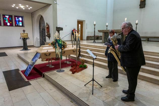 Trauerfeier und Beisetzung von Prof. Ilse Storb. 26.11.2025, EU, DEU, Deutschland, Nordrhein-Westfalen, Essen: Trauerfeier in der Gemeindekirche St. Markus mit anschließender Beisetzung auf dem Gemeindefriedhof von der mit 96 Jahren verstorbenen Prof. Ilse Storb Ilse Storb durch Pastor Steffen Hunder. Sie war die einzige Professorin für Jazzforschung in Europa. EU, DEU, Germany, North Rhine-Westphalia, Essen: Funeral service at St. Markus Parish Church followed by burial at the parish cemetery for Prof. Ilse Storb, who passed away at the age of 96. Ilse Storb was the only professor of jazz studies in Europe.