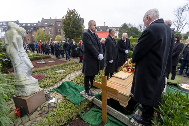 Trauerfeier und Beisetzung von Prof. Ilse Storb. 26.11.2025, EU, DEU, Deutschland, Nordrhein-Westfalen, Essen: Trauerfeier in der Gemeindekirche St. Markus mit anschließender Beisetzung auf dem Gemeindefriedhof von der mit 96 Jahren verstorbenen Prof. Ilse Storb Ilse Storb durch Pastor Steffen Hunder. Sie war die einzige Professorin für Jazzforschung in Europa. EU, DEU, Germany, North Rhine-Westphalia, Essen: Funeral service at St. Markus Parish Church followed by burial at the parish cemetery for Prof. Ilse Storb, who passed away at the age of 96. Ilse Storb was the only professor of jazz studies in Europe.