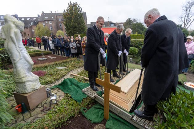 Trauerfeier und Beisetzung von Prof. Ilse Storb. 26.11.2025, EU, DEU, Deutschland, Nordrhein-Westfalen, Essen: Trauerfeier in der Gemeindekirche St. Markus mit anschließender Beisetzung auf dem Gemeindefriedhof von der mit 96 Jahren verstorbenen Prof. Ilse Storb Ilse Storb durch Pastor Steffen Hunder. Sie war die einzige Professorin für Jazzforschung in Europa. EU, DEU, Germany, North Rhine-Westphalia, Essen: Funeral service at St. Markus Parish Church followed by burial at the parish cemetery for Prof. Ilse Storb, who passed away at the age of 96. Ilse Storb was the only professor of jazz studies in Europe.