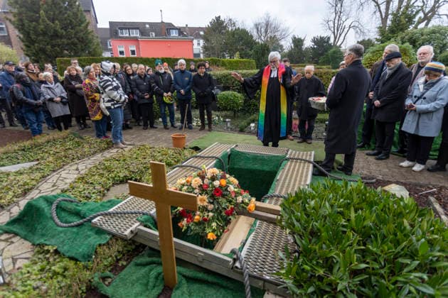 Trauerfeier und Beisetzung von Prof. Ilse Storb. 26.11.2025, EU, DEU, Deutschland, Nordrhein-Westfalen, Essen: Trauerfeier in der Gemeindekirche St. Markus mit anschließender Beisetzung auf dem Gemeindefriedhof von der mit 96 Jahren verstorbenen Prof. Ilse Storb Ilse Storb durch Pastor Steffen Hunder. Sie war die einzige Professorin für Jazzforschung in Europa. EU, DEU, Germany, North Rhine-Westphalia, Essen: Funeral service at St. Markus Parish Church followed by burial at the parish cemetery for Prof. Ilse Storb, who passed away at the age of 96. Ilse Storb was the only professor of jazz studies in Europe.