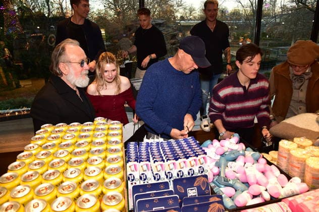 5th Charity Promi Pack at the BIKINI Friedrich lichtenstein, Ronja Forscher, Axel Schulz, diligently pack the bags for the 5th time Organized Maimilian Seitz Charity Promi Pack in Berlin on 25 11 2025 Photopress Mueller