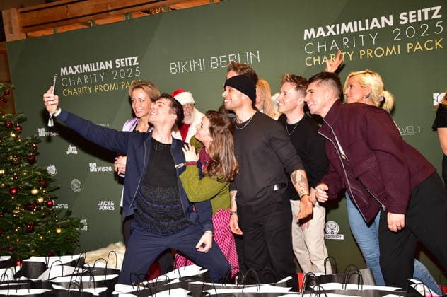 5th Charity Promi Pack at BIKINI julian David makes a funny selfi with some celebrities for the 5th time Organized Maimilian Seitz Charity Promi Pack in Berlin on 25 11 2025 Photopress Mueller