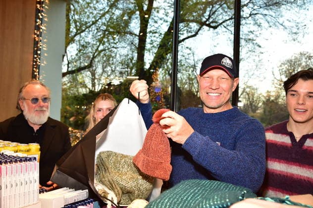 5th Charity Promi Pack at BIKINI Friedrich lichtenstzzein, Axel Schulz packing the bags for the 5th time Organized by Maimilian Seitz Charity Promi Pack in Berlin on 25 11 2025 Photopress Mueller