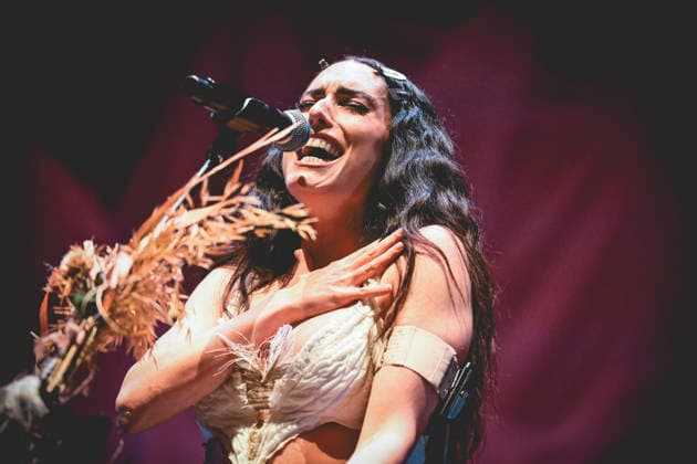 La Nina, Furèsta Europa Tour 2025 in Napoli, Italy - 26 Nov 2025 The Italian singer writer Carola Moccia better known as La Nina performs live at the PalaPartenope during her Furèsta Europa Tour 2025. Napoli Italy Copyright: xPaolaxVisonex xSOPAxImagesx PVNina653