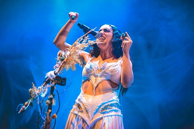 La Nina, Furèsta Europa Tour 2025 in Napoli, Italy - 26 Nov 2025 The Italian singer writer Carola Moccia better known as La Nina performs live at the PalaPartenope during her Furèsta Europa Tour 2025. Napoli Italy Copyright: xPaolaxVisonex xSOPAxImagesx PVNina661