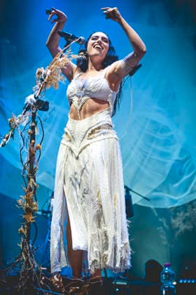 La Nina, Furèsta Europa Tour 2025 in Napoli, Italy - 26 Nov 2025 The Italian singer writer Carola Moccia better known as La Nina performs live at the PalaPartenope during her Furèsta Europa Tour 2025. Napoli Italy Copyright: xPaolaxVisonex xSOPAxImagesx PVNina667