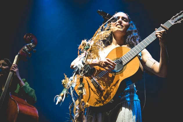La Nina, Furèsta Europa Tour 2025 in Napoli, Italy - 26 Nov 2025 The Italian singer writer Carola Moccia better known as La Nina performs live at the PalaPartenope during her Furèsta Europa Tour 2025. Napoli Italy Copyright: xPaolaxVisonex xSOPAxImagesx PVNina681