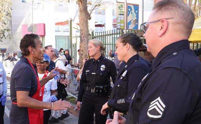 26 November 2025 - Los Angeles, California - Antonio Villaraigosa,. 2025 Thanks & Giving On Skid Row held at Los Angeles Mission. Los Angeles USA - ZUMAa123 20251126_zaa_a123_015 Copyright: xADx