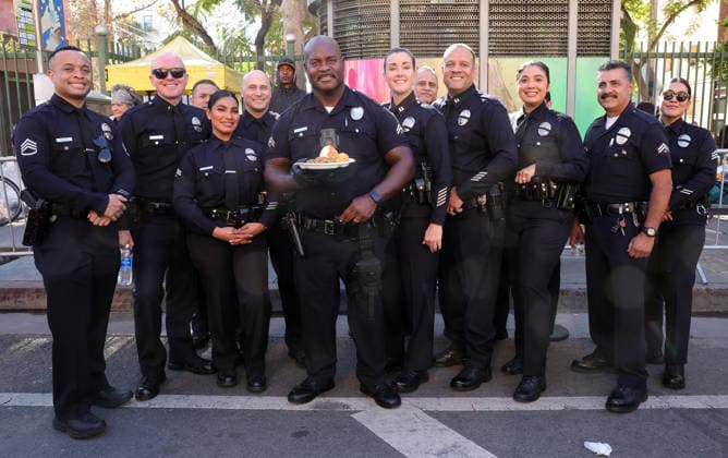 26 November 2025 - Los Angeles, California - Officer Deon Joseph,. 2025 Thanks & Giving On Skid Row held at Los Angeles Mission. Los Angeles USA - ZUMAa123 20251126_zaa_a123_029 Copyright: xADx