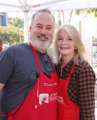 26 November 2025 - Los Angeles, CaliforniaDennis Oleesky, Deidre Hall,. 2025 Thanks & Giving On Skid Row held at Los Angeles Mission. Los Angeles USA - ZUMAa123 20251126_zaa_a123_078 Copyright: xADx