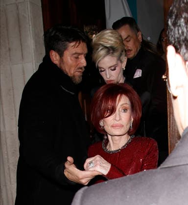 Sharon Osborne and Kelly Osborne England London Sharon Osborne and Kelly Osborne pictured leaving swanky Mayfair restaurant Sharon gives the thumbs up to team Jack as she s pictured leaving Resturant November 26, 2025 in London, England., Credit:James James Smart Pictures Avalon  Copyright: xJamesxJames xSmartxPicturesx xAvalonx 1054812234
